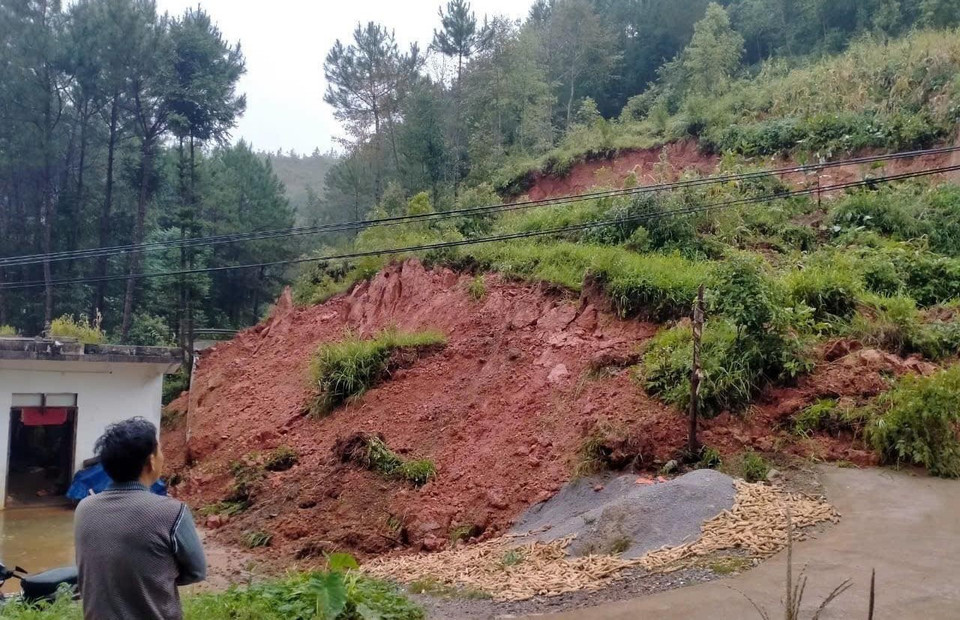 Sạt lở tại Đường tỉnh 182B - Thị trấn Đồng Văn đi Cột cờ Lũng Cú, giao thông chia cắt cục bộ. (Ảnh: TTXVN phát)