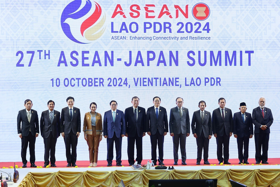 Thủ tướng Phạm Minh Chính cùng Trưởng đoàn các nước ASEAN và Thủ tướng Nhật Bản Ishiba Shigeru chụp ảnh chung tại Hội nghị cấp cao ASEAN-Nhật Bản lần thứ 27. (Ảnh: Dương Giang/TTXVN)