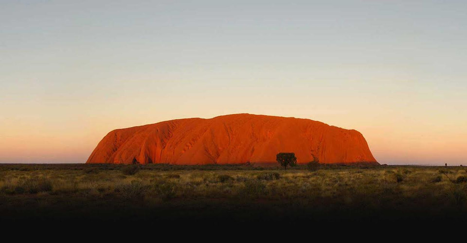 Uluru nằm trong Công viên quốc gia Uluru-Kata Tjuta ở sa mạc Trung tâm Đỏ thuộc Vùng lãnh thổ phía Bắc của Australia và đây được xem là một trong những khu vực khô hạn nhất nước này. (Nguồn: Parks Australia)