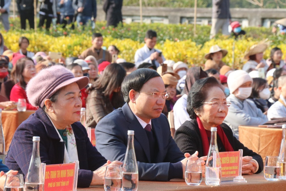 Nguyên Phó Chủ tịch nước Nguyễn Thị Doan (bên phải),ông Nguyễn Xuân Ký, Bí thư Tỉnh ủy Quảng Ninh và các đại biểu dự lễ khai hội Xuân Yên Tử 2023. (Ảnh: Thanh Vân/TTXVN)