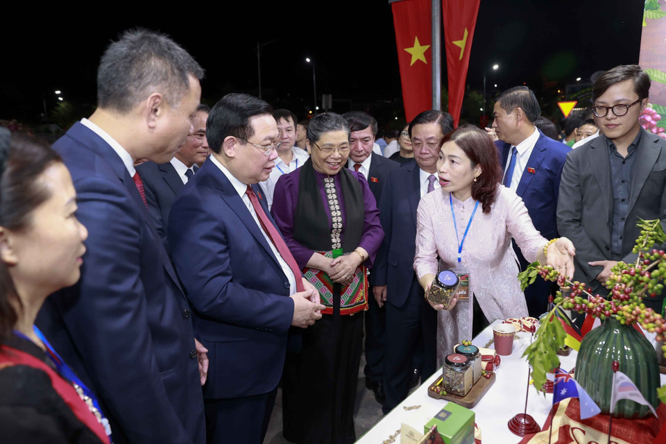 Chủ tịch Quốc hội Vương Đình Huệ thăm các gian hàng tại Hội chợ Triển lãm “Càphê Sơn La - Hội nhập và phát triển".(Ảnh: Doãn Tấn/TTXVN)