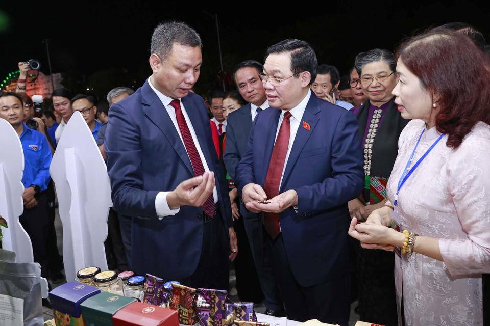 Chủ tịch Quốc hội Vương Đình Huệ thăm các gian hàng tại Hội chợ Triển lãm “Càphê Sơn La - Hội nhập và phát triển".(Ảnh: Doãn Tấn/TTXVN)