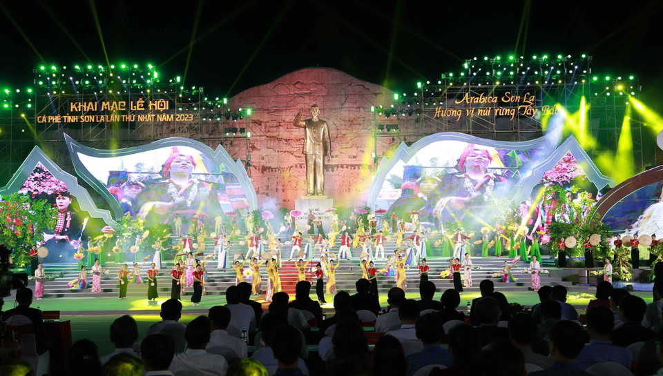 Chương trình văn nghệ khai mạc Lễ hội Càphê tỉnh Sơn La lần thứ nhất năm 2023. (Ảnh: Doãn Tấn/TTXVN)