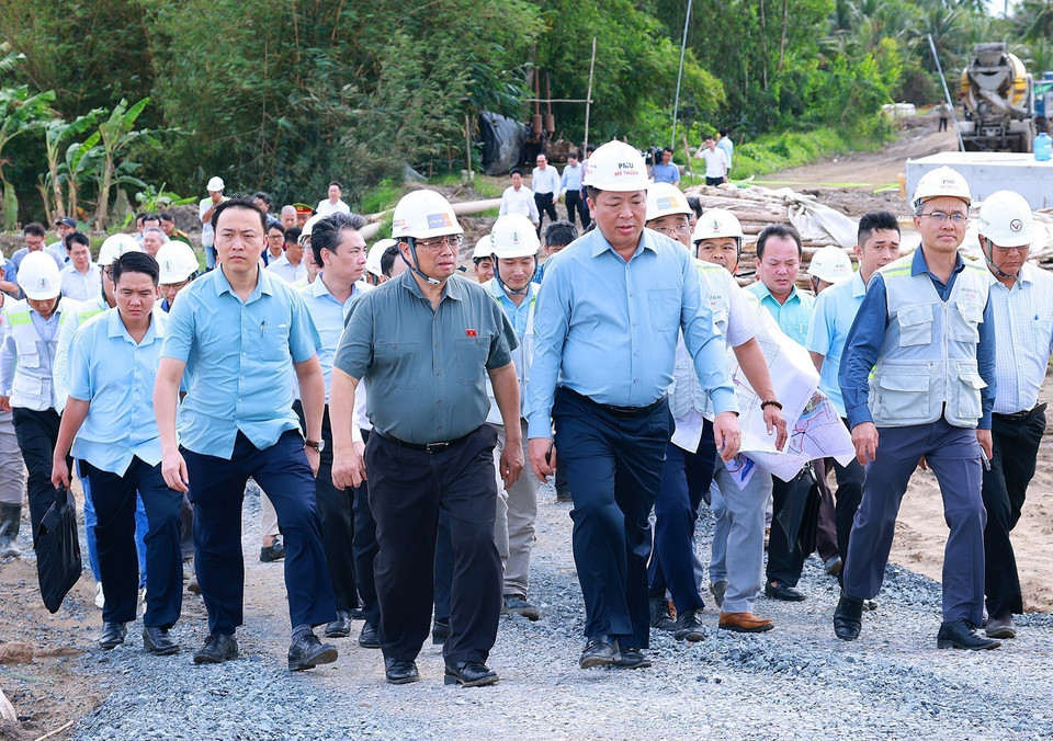 Thủ tướng Phạm Minh Chính kiểm tra tiến độ thi công cao tốc đoạn Cần Thơ-Hậu Giang. (Ảnh: Dương Giang/TTXVN)