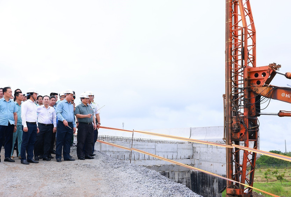 Thủ tướng Phạm Minh Chính kiểm tra tiến độ thi công cao tốc Cần Thơ-Cà Mau đoạn qua huyện Phụng Hiệp, tỉnh Hậu Giang. (Ảnh: Dương Giang/TTXVN)