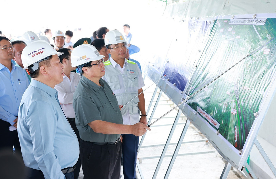 Thủ tướng Phạm Minh Chính kiểm tra tiến độ thi công cao tốc Cần Thơ-Cà Mau đoạn qua huyện Phụng Hiệp, tỉnh Hậu Giang. (Ảnh: Dương Giang/TTXVN)