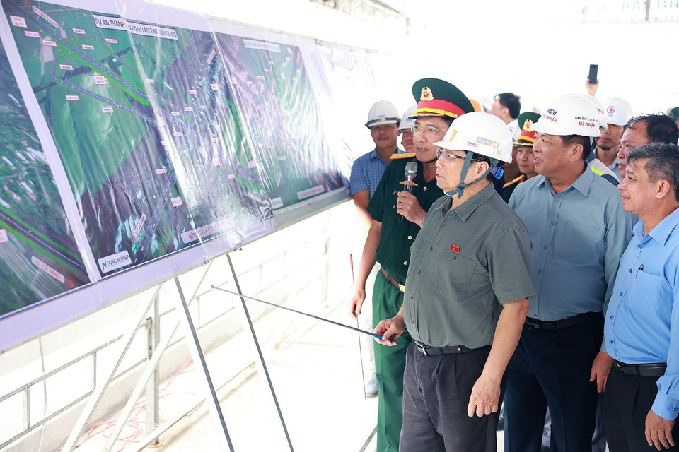 Thủ tướng Phạm Minh Chính kiểm tra tiến độ thi công cao tốc Cần Thơ-Cà Mau đoạn qua huyện Vị Thuỷ, tỉnh Hậu Giang. (Ảnh: Dương Giang/TTXVN)
