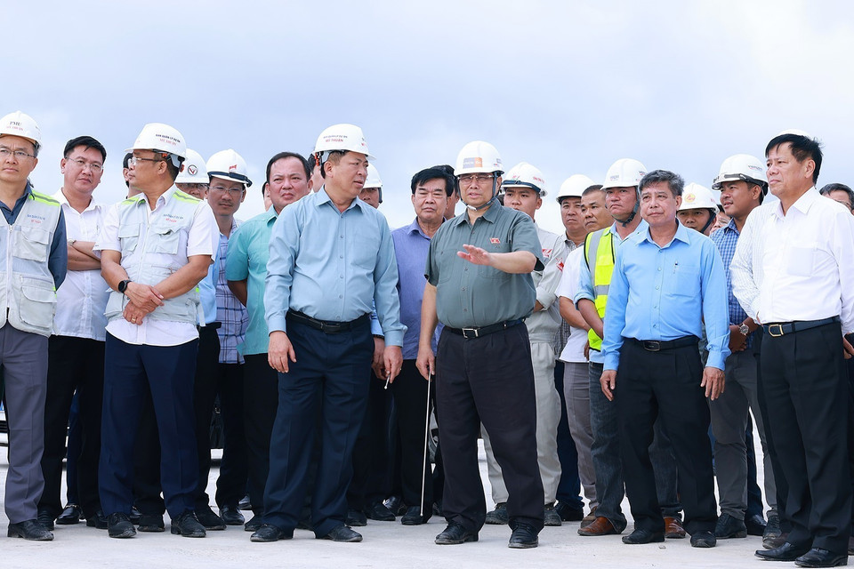 Thủ tướng Phạm Minh Chính kiểm tra tiến độ thi công cao tốc Cần Thơ-Cà Mau đoạn qua huyện Vị Thuỷ, tỉnh Hậu Giang. (Ảnh: Dương Giang/TTXVN)