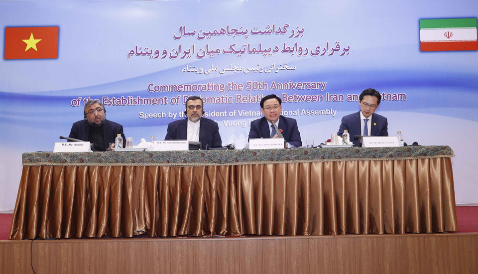 Chủ tịch Quốc hội Vương Đình Huệ trả lời các câu hỏi của đại biểu Iran. (Ảnh: Doãn Tấn/TTXVN)