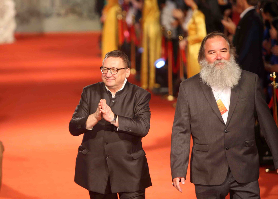 Các nghệ sĩ, diễn viên, đạo diễn, nhà sản xuất phim… trong nước và quốc tế trên thảm đỏ Liên hoan Phim quốc tế Hà Nội lần thứ V. (Ảnh: Thanh Tùng/TTXVN)