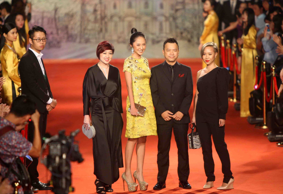 Các nghệ sĩ, diễn viên, đạo diễn, nhà sản xuất phim… trong nước và quốc tế trên thảm đỏ Liên hoan Phim quốc tế Hà Nội lần thứ V. (Ảnh: Thanh Tùng/TTXVN)