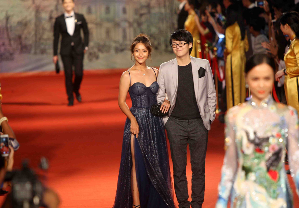 Các nghệ sĩ, diễn viên, đạo diễn, nhà sản xuất phim… trong nước và quốc tế trên thảm đỏ Liên hoan Phim quốc tế Hà Nội lần thứ V. (Ảnh: Thanh Tùng/TTXVN)