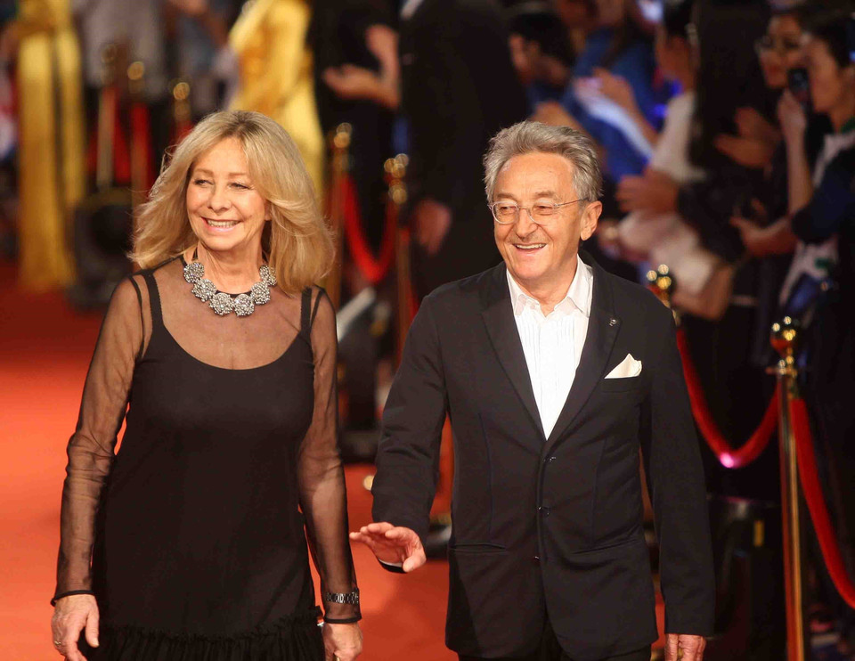 Các nghệ sĩ, diễn viên, đạo diễn, nhà sản xuất phim… trong nước và quốc tế trên thảm đỏ Liên hoan Phim quốc tế Hà Nội lần thứ V. (Ảnh: Thanh Tùng/TTXVN)