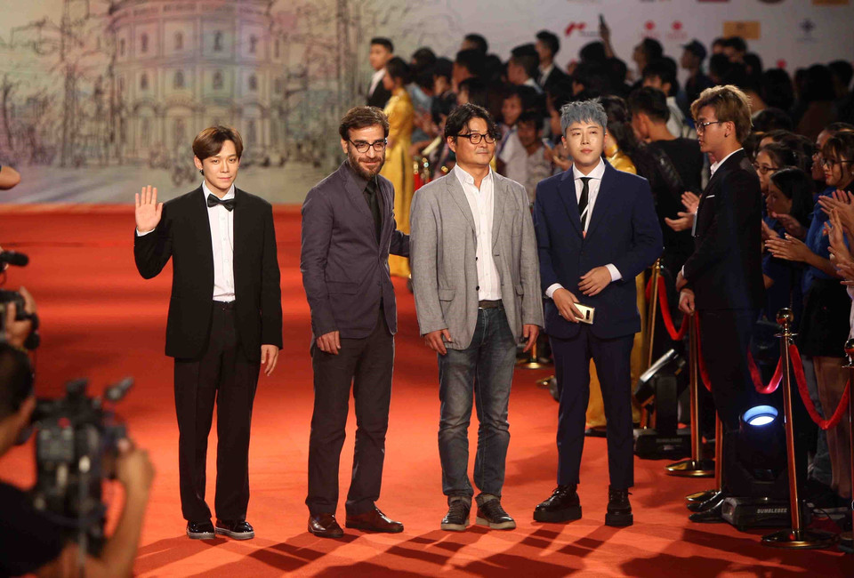 Các nghệ sĩ, diễn viên, đạo diễn, nhà sản xuất phim… trong nước và quốc tế trên thảm đỏ Liên hoan Phim quốc tế Hà Nội lần thứ V. (Ảnh: Thanh Tùng/TTXVN)