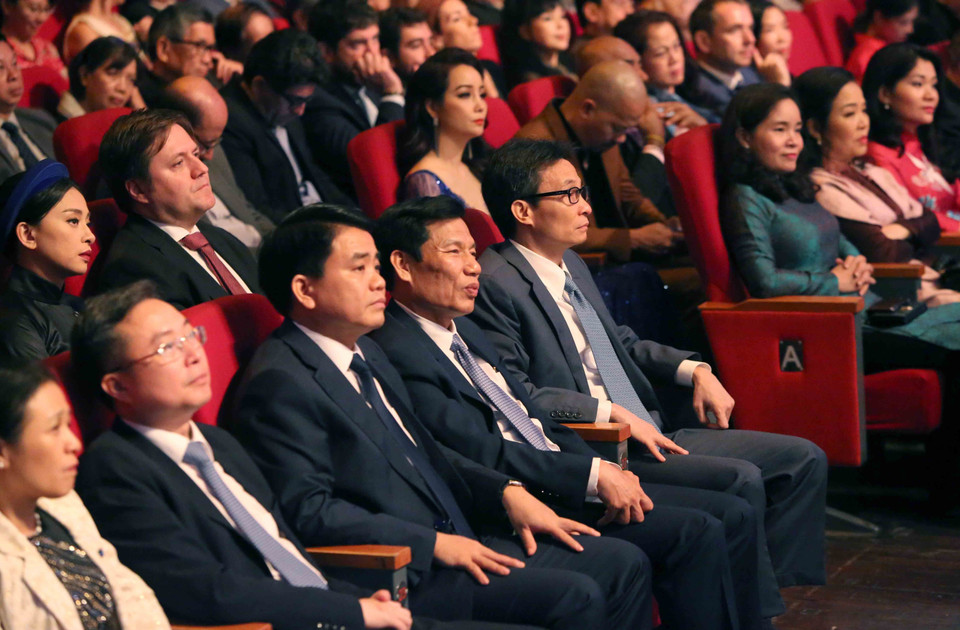 Phó Thủ tướng Vũ Đức Đam và các đại biểu dự khai mạc Liên hoan Phim Quốc tế Hà Nội lần thứ V. (Ảnh: Thành Đạt/TTXVN)