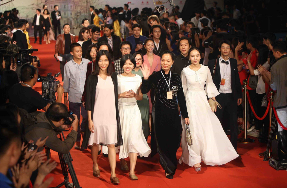 Các nghệ sĩ, diễn viên, đạo diễn, nhà sản xuất phim… trong nước và quốc tế trên thảm đỏ Liên hoan Phim quốc tế Hà Nội lần thứ V. (Ảnh: Thanh Tùng/TTXVN)