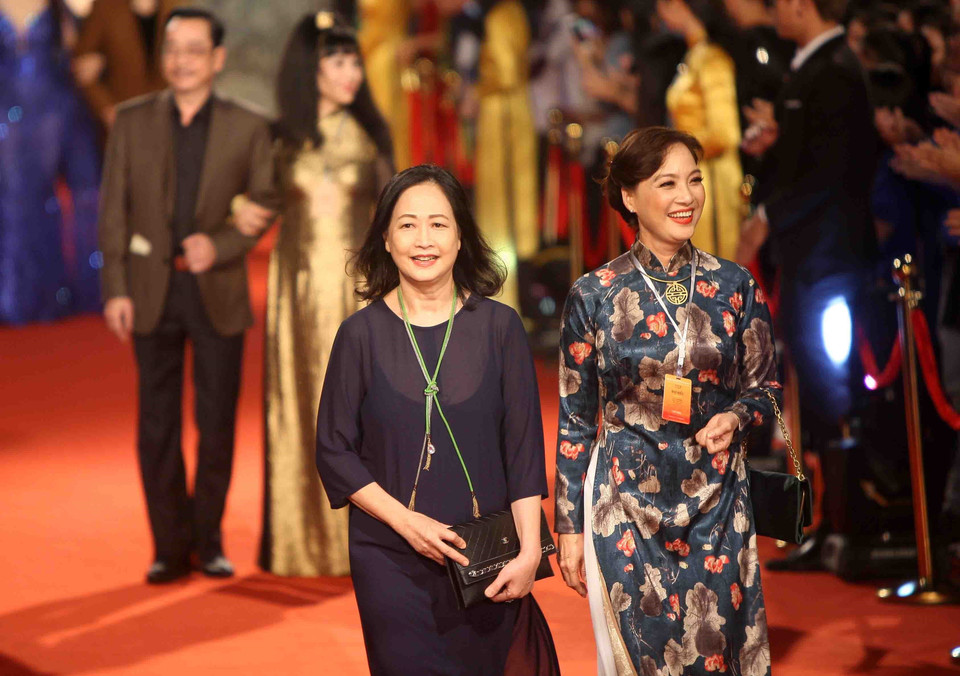 Các nghệ sĩ, diễn viên, đạo diễn, nhà sản xuất phim… trong nước và quốc tế trên thảm đỏ Liên hoan Phim quốc tế Hà Nội lần thứ V. (Ảnh: Thanh Tùng/TTXVN)