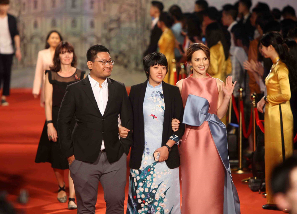 Các nghệ sĩ, diễn viên, đạo diễn, nhà sản xuất phim… trong nước và quốc tế trên thảm đỏ Liên hoan Phim quốc tế Hà Nội lần thứ V. (Ảnh: Thanh Tùng/TTXVN)