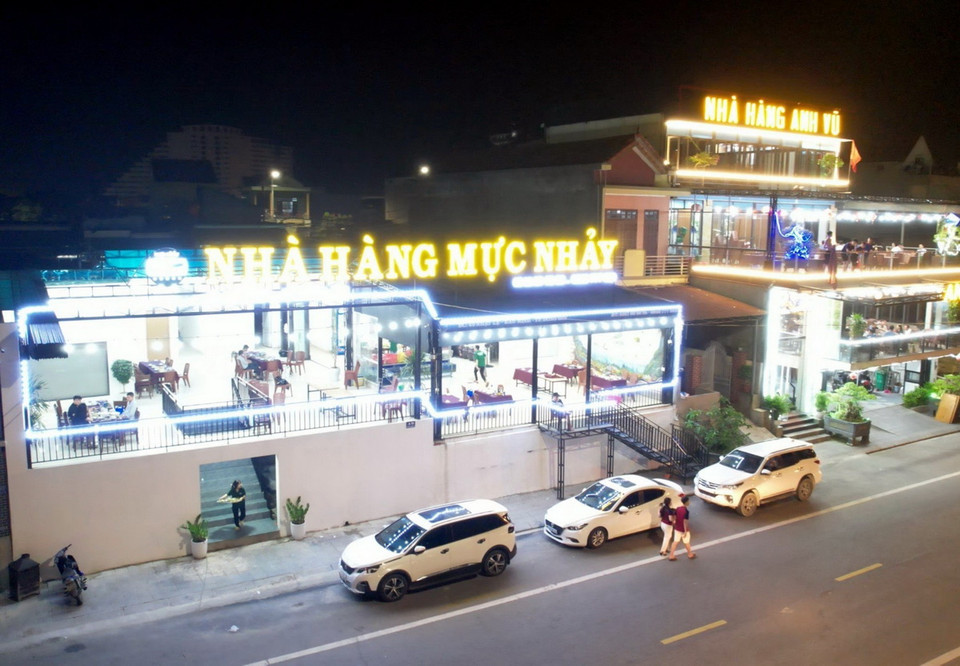 Các nhà hàng tại thành phố Đồng Hới (Quảng Bình) nâng cấp cơ sở vật chất, hệ thống đèn điện, chiếu sáng để phục vụ du khách. (Ảnh: TTXVN phát)