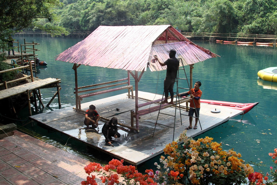 Nhà nổi trên sông tạo điểm nhấn tại Khu du lịch Sông Chày - Hang tối trong Vườn Quốc gia Phong Nha - Kẻ Bàng. (Ảnh: Tá Chuyên/TTXVN)
