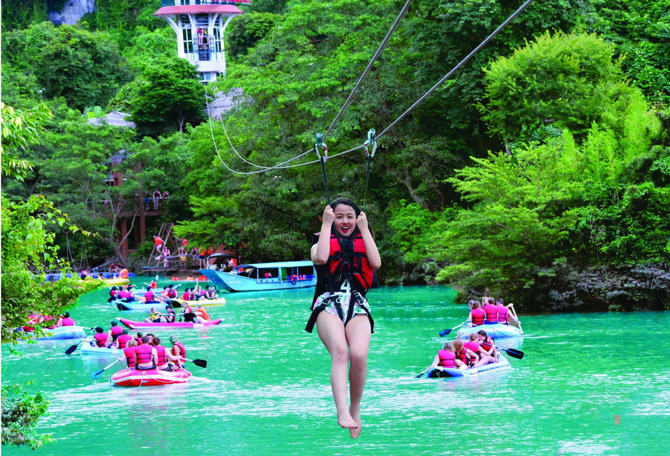 Du khách trải nghiệm các trò chơi tại Khu du lịch Sông Chày - Hang tối (Vườn quốc gia Phong Nha - Kẻ Bàng. (Ảnh: TTXVN phát)
