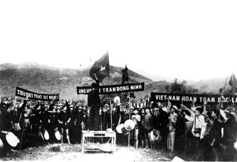 Nhân dân huyện Ba Tơ tham gia đánh chiếm đồn Ba Tơ ngày 11/3/1945. (Ảnh: TTXVN)