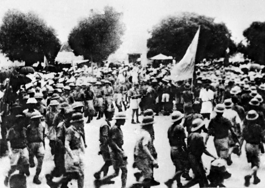 Ngày 14/8/1945, đội du kích Ba Tơ tiến về thị xã Quảng Ngãi, cùng nhân dân khởi nghĩa giành chính quyền. (Ảnh: TTXVN)
