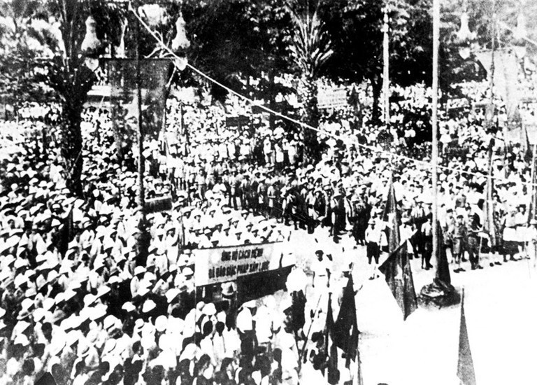 Đồng bào Sài Gòn tổng khởi nghĩa giành chính quyền ngày 25/8/1945, hưởng ứng Lời kêu gọi Tổng khởi nghĩa của Trung ương Đảng và Chủ tịch Hồ Chí Minh. (Ảnh: TTXVN)