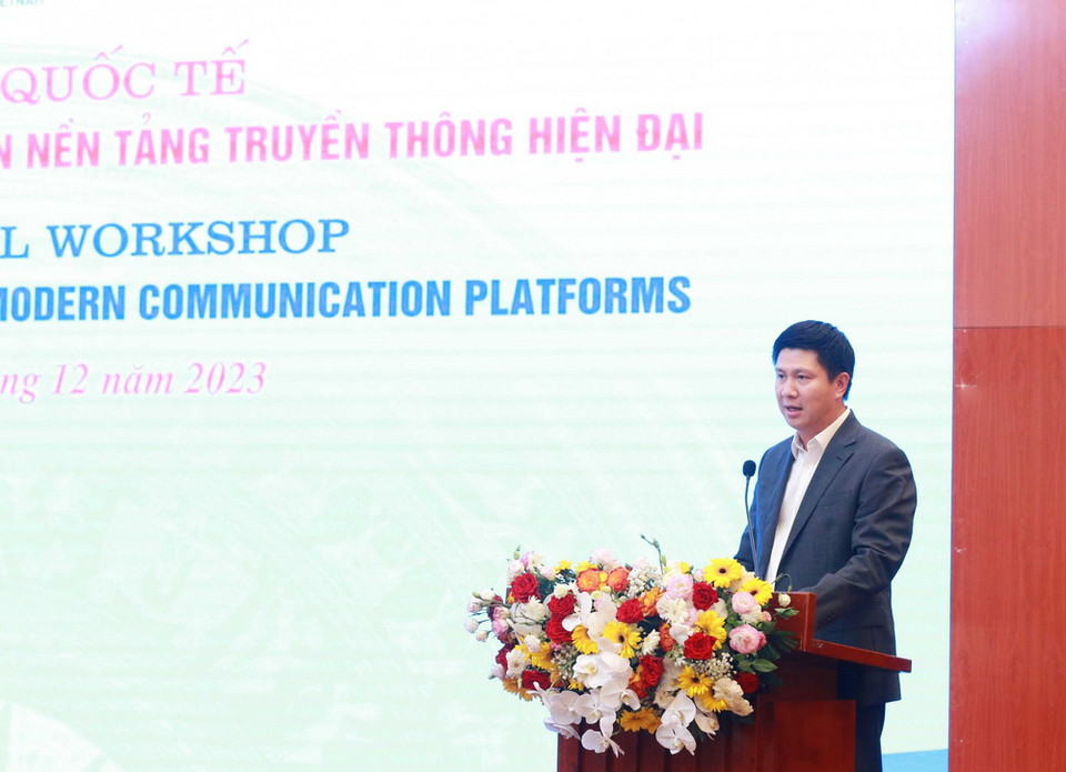 Vụ trưởng Vụ Thông tin Đối ngoại và Hợp tác Quốc tế, Ban Tuyên giáo Trung ương Nguyễn Quế Lâm tham luận tại hội thảo. (Ảnh: Phương Hoa/TTXVN)