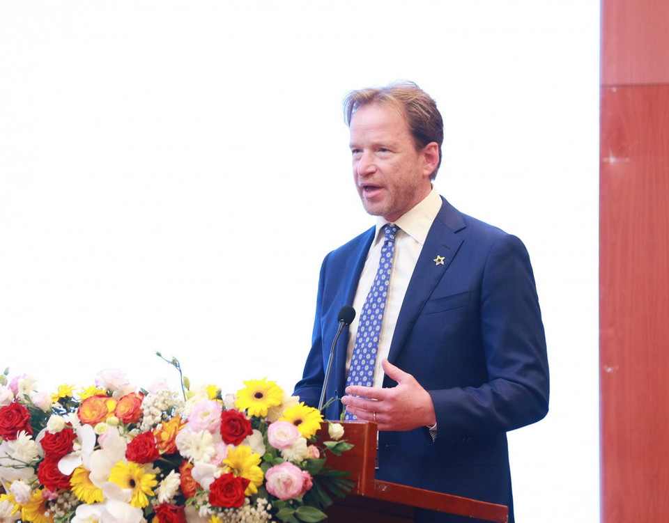 Vụ trưởng phụ trách truyền thông Bộ Ngoại giao và Thương mại Australia Greg Wilcock tham luận tại hội thảo. (Ảnh: Phương Hoa/TTXVN)