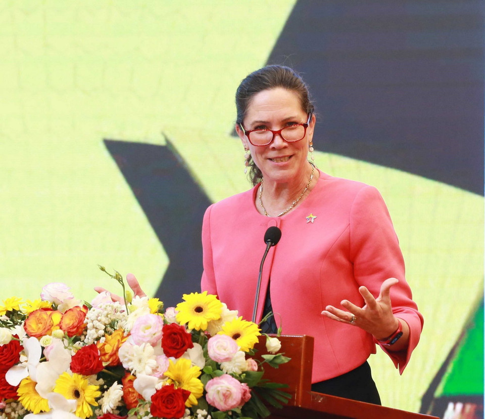 Giáo sư Caitlin Byrne, Trợ lý Phó Hiệu trưởng Đại học Griffith, Australia tham luận tại hội thảo. (Ảnh: Phương Hoa/TTXVN)