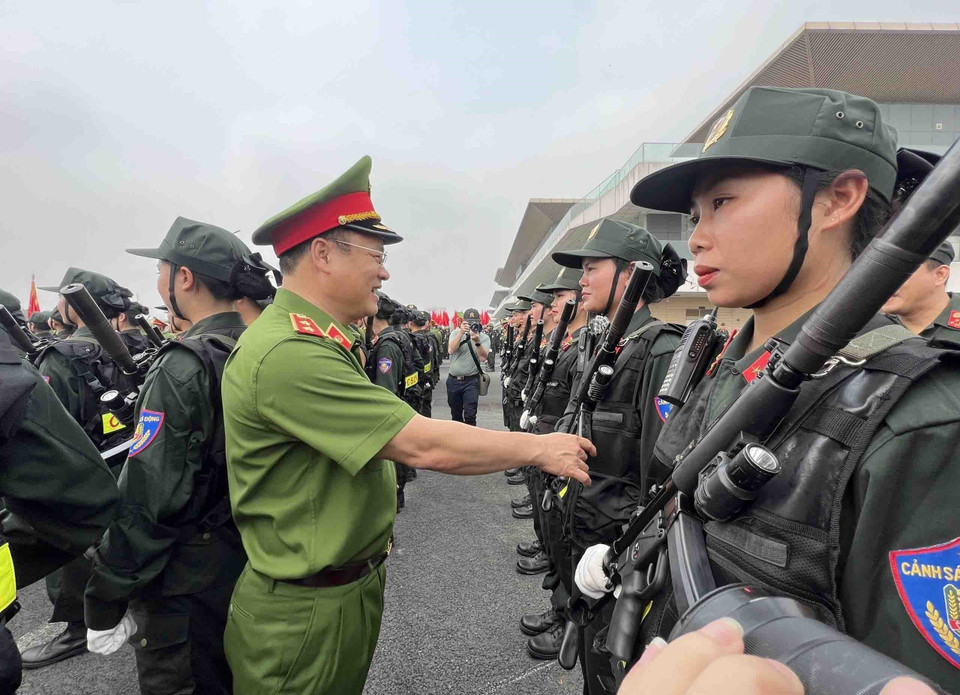 Trung tướng Nguyễn Văn Long, Thứ trưởng Bộ Công an thăm hỏi và động viên cán bộ, chiến sỹ Cảnh sát Cơ động tham dự buổi tổng duyệt. (Ảnh: Phạm Kiên/TTXVN)