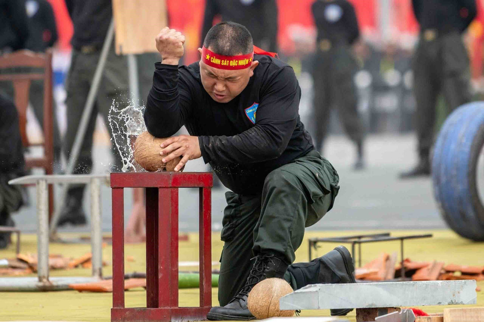 Cán bộ, chiến sỹ Cảnh sát Đặc nhiệm trình diễn sức mạnh trong buổi tổng duyệt. (Ảnh: Phạm Kiên/TTXVN)