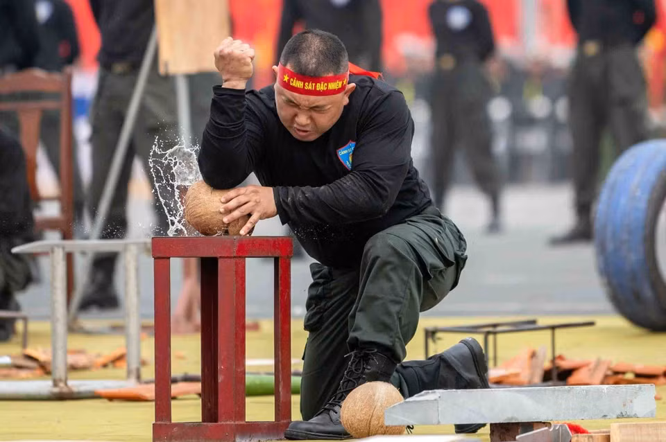 Cán bộ, chiến sỹ Cảnh sát Đặc nhiệm trình diễn sức mạnh trong buổi tổng duyệt. (Ảnh: Phạm Kiên/TTXVN)