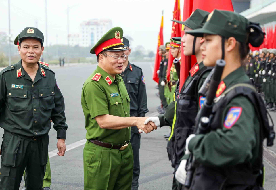 Trung tướng Nguyễn Văn Long, Thứ trưởng Bộ Công an thăm hỏi, động viên cán bộ, chiến sỹ tham gia lễ tổng duyệt. (Ảnh: Phạm Kiên/TTXVN)