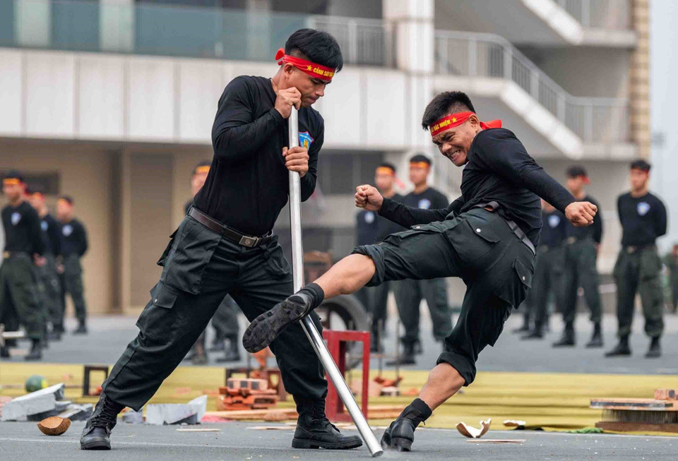 Cán bộ, chiến sỹ Cảnh sát Đặc nhiệm biểu diễn võ thuật tại buổi tổng duyệt. (Ảnh: Phạm Kiên/TTXVN)