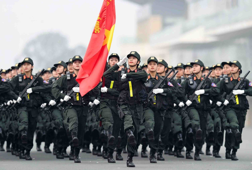 Cán bộ, chiến sỹ nữ Cảnh sát Cơ động tham gia diễu binh, diễu hành tại buổi tổng duyệt. (Ảnh: Phạm Kiên/TTXVN)