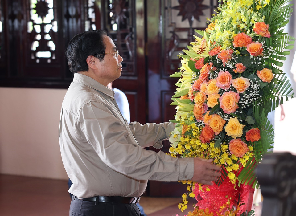 Thủ tướng Phạm Minh Chính dâng hương, hoa tưởng niệm Chủ tịch Hội đồng Bộ trưởng Phạm Hùng. (Ảnh: Dương Giang/TTXVN)