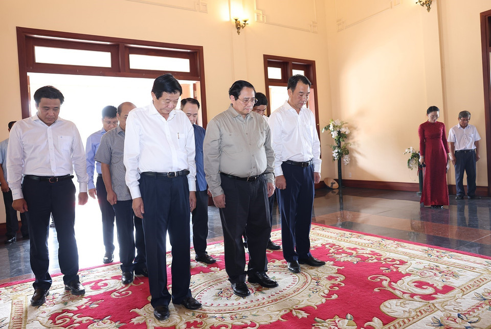Thủ tướng Phạm Minh Chính dâng hương tưởng niệm cố Thủ tướng Võ Văn Kiệt. (Ảnh: Dương Giang/TTXVN)
