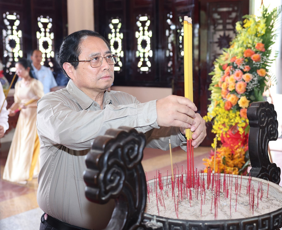 Thủ tướng Phạm Minh Chính dâng hương tưởng niệm Chủ tịch Hội đồng Bộ trưởng Phạm Hùng. (Ảnh: Dương Giang/TTXVN)