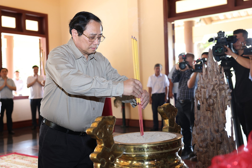 Thủ tướng Phạm Minh Chính và đoàn công tác đến dâng hương, hoa tưởng niệm tại Khu lưu niệm cố Thủ tướng Võ Văn Kiệt. (Ảnh: Dương Giang/TTXVN)