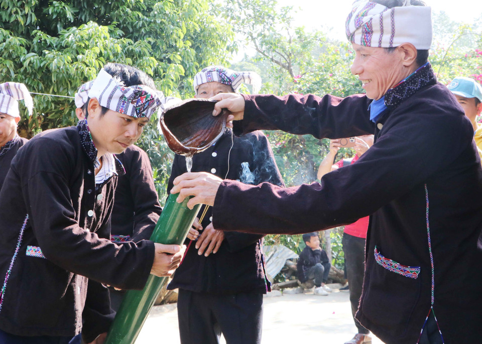Thầy cúng làm lễ rửa tượng Phật với mong muốn tẩy uế, rửa đi hết những bụi bặm của trần gian trong một năm qua và cầu mong những điều mới mẻ, sạch sẽ nhất cho năm mới. (Ảnh: Nguyễn Oanh/TTXVN)