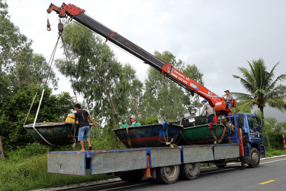  Tàu thuyền của ngư dân Đà Nẵng được vận chuyển vào sâu đất liền để tránh bão Noru. (Ảnh: Trần Lê Lâm/TTXVN)
