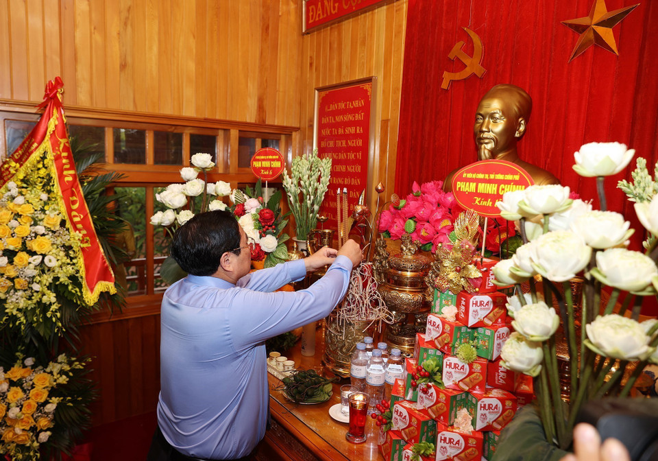 Thủ tướng Phạm Minh Chính dâng hương tưởng niệm Chủ tịch Hồ Chí Minh. (Ảnh: Dương Giang/TTXVN)