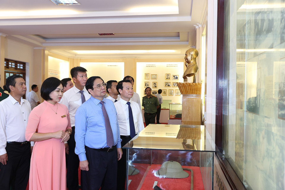Thủ tướng Phạm Minh Chính tham quan trưng bày ảnh và hiện vật của Bác Hồ. (Ảnh: Dương Giang/TTXVN)