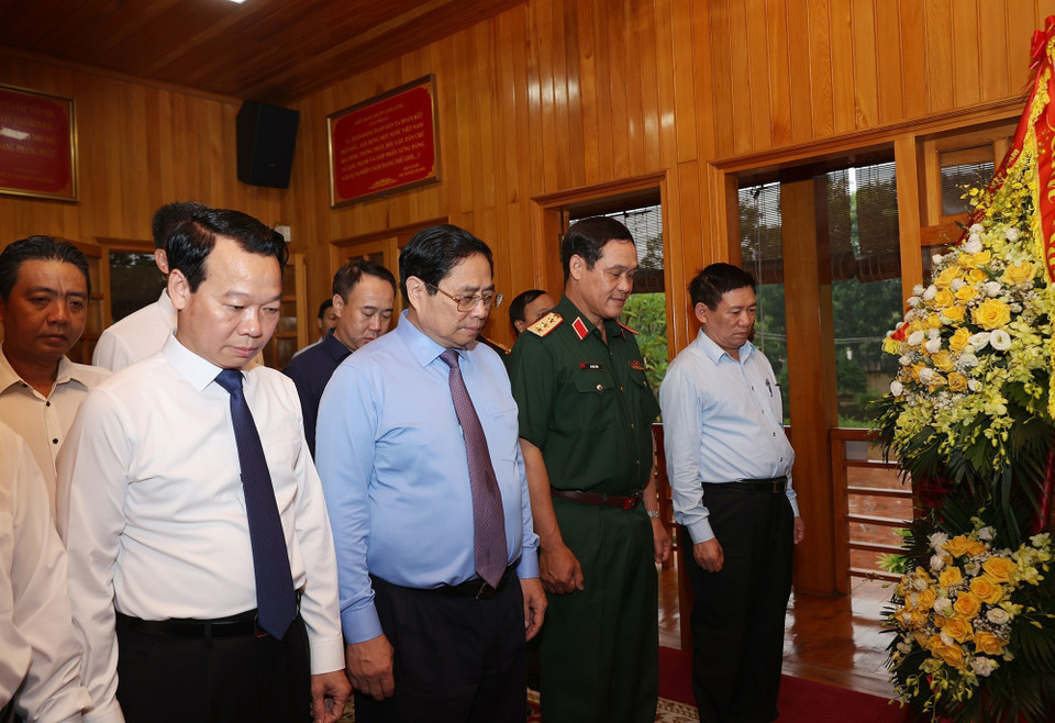 Thủ tướng Phạm Minh Chính và các đại biểu tưởng niệm Chủ tịch Hồ Chí Minh. (Ảnh: Dương Giang/TTXVN)