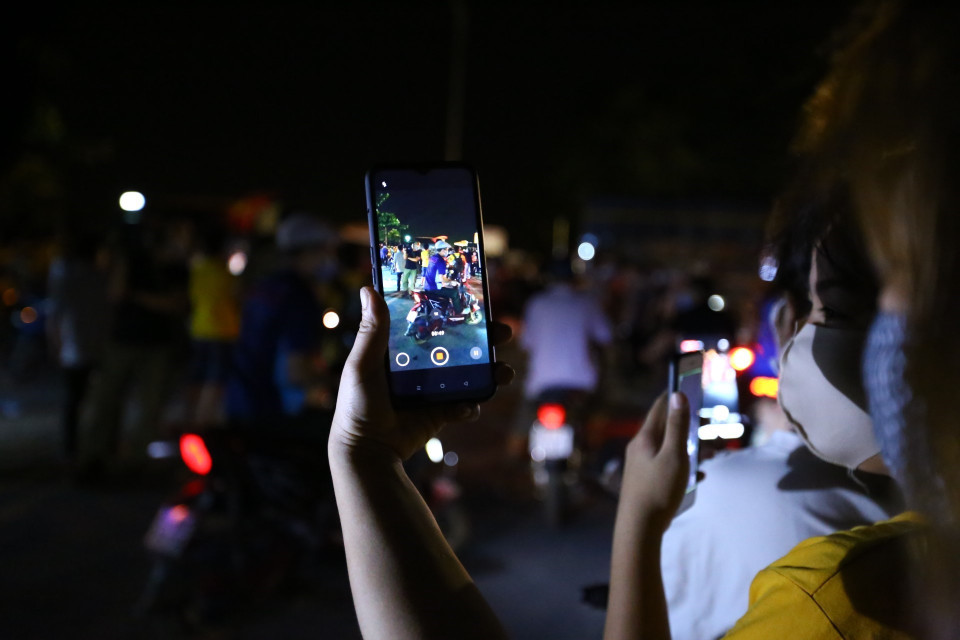  Người dân thôn Hạ Lôi ghi lại khoảnh khắc dỡ bỏ lệnh cách ly. (Ảnh: Minh Quyết/TTXVN)