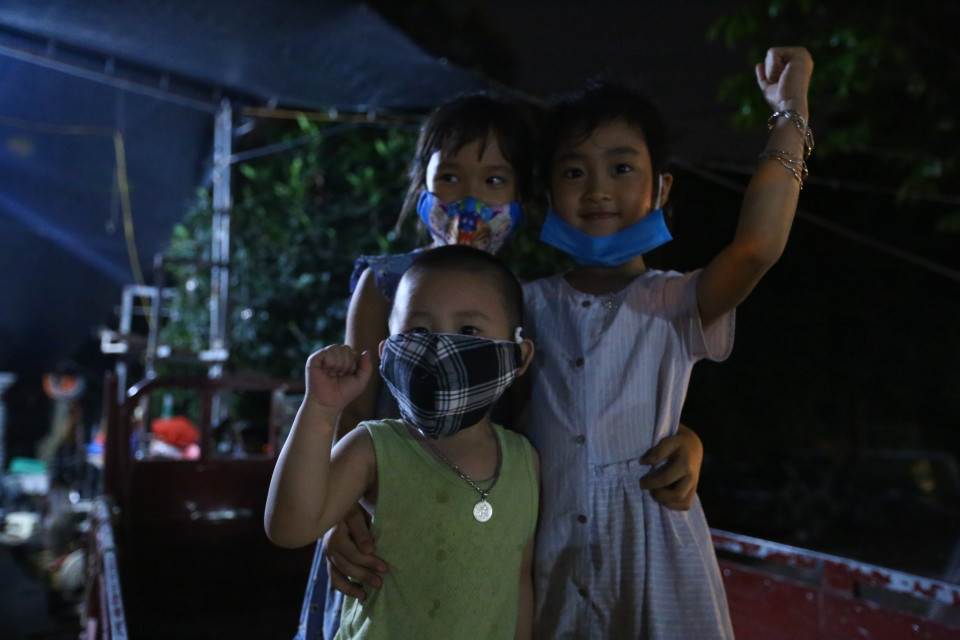 Niềm vui của các cháu nhỏ tại thôn Hạ Lôi sau khi được gỡ bỏ lệnh cách ly. (Ảnh: Minh Quyết/TTXVN)