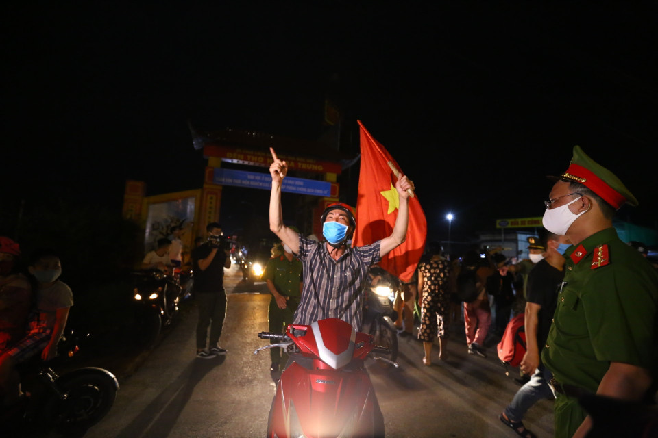 Niềm vui của người dân Hạ Lôi trong ngày được dỡ bỏ lệnh cách ly. (Ảnh: Minh Quyết/TTXVN)