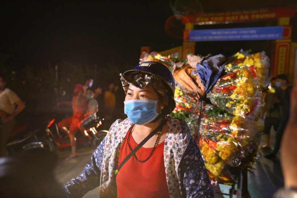 Người dân mang hoa ra chợ bán trong ngày đầu dỡ bỏ cách ly. (Ảnh: Minh Quyết/TTXVN)